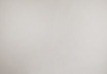 건강을 지키며 하는 다이어트 person's left hand wrapped by tape measure