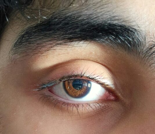 “눈 밑이 파래졌어요”…초여름 ‘수면 부족’이 부른 신호 Close-up photo of a brown human eye.