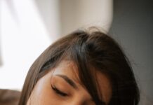 만성피로 증후군, 극복의 길을 찾다 a woman with her hand on her face