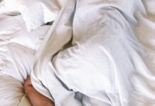 수면의 질을 향상시키는 5가지 방법 woman covered with white blanket