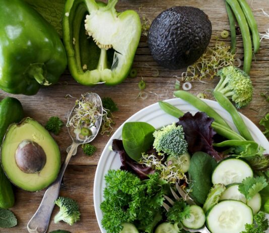 올바른 식단이 건강의 열쇠, 균형 잡힌 식습관이 중요한 이유 sliced broccoli and cucumber on plate with gray stainless steel fork near green bell pepper, snowpea, and avocado fruit