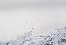 여름철 건강을 지키는 현명한 습관, 안전한 여름나기를 위한 5가지 실천법 shallow focus photography of water