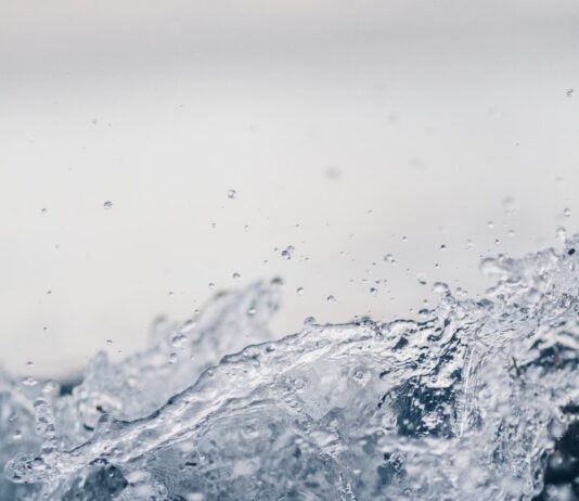 여름철 건강을 지키는 현명한 습관, 안전한 여름나기를 위한 5가지 실천법 shallow focus photography of water