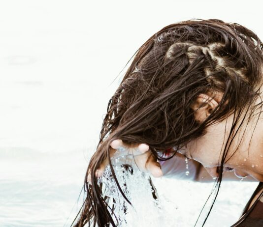 건강한 모발을 위한 새로운 습관, 일상 속 헤어 케어의 중요성 woman in body of water