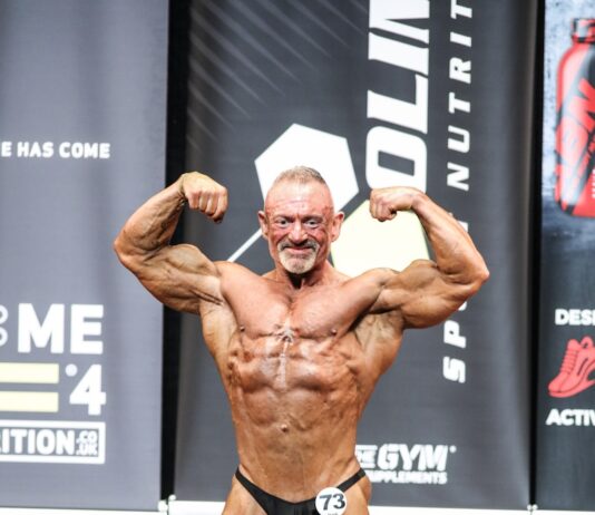 근육, 우리 몸의 힘과 건강을 지키는 핵심 열쇠 a man standing on a stage flexing his muscles