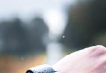 스마트워치와 함께 건강하게, ‘디지털 웰니스’ 실천법 확산 person wearing Apple Watch at 14:24