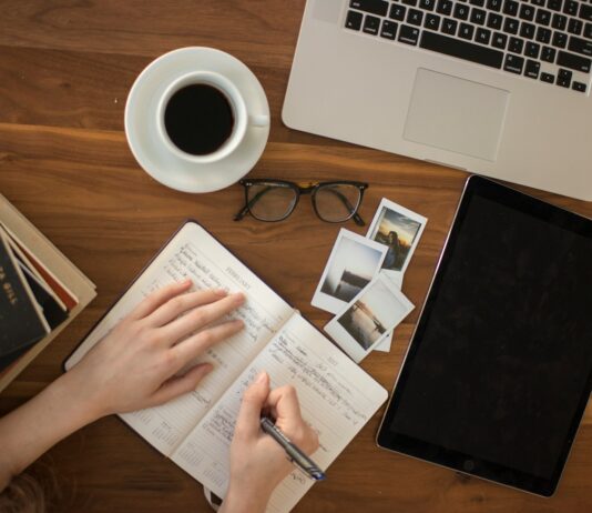 “끊이지 않는 피로, 어떻게 벗어날까?”— 만성피로 극복 위한 실생활 맞춤법 person holding ballpoint pen writing on notebook