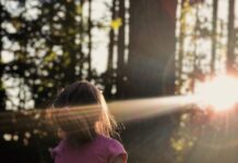 바쁜 일상 속 여성 건강 챙기기, 작지만 확실한 변화가 만든다 girl sitting on daisy flowerbed in forest