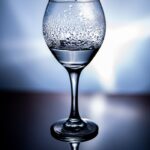 아침 공복의 첫 입, 보약이 될 것인가 독이 될 것인가 clear wine glass with water