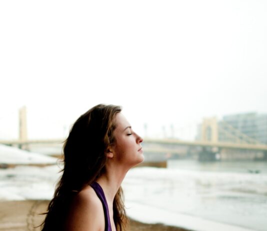바디 리커버리: 근육의 ‘쉼표’가 만드는 완벽한 느낌표 woman in black tank top sitting on concrete floor during daytime