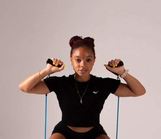 “슬기로운 근육 생활”… 일상에서 실천하는 건강한 근육 관리법 a woman in a black shirt and black shorts