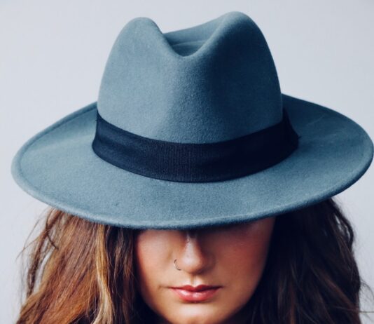 건강한 모발, 습관이 만든다…요즘 뜨는 헤어 루틴 5가지 portrait photo oof woman wearing gray cowboy hat