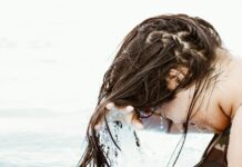 요즘 뜨는 ‘두피 케어’ 트렌드, 머리카락 건강도 생활 속 작은 변화부터 woman in body of water