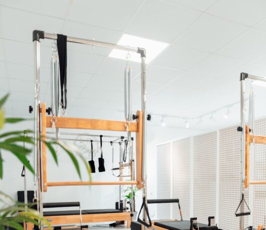 필라테스 스튜디오 창업의 현실: “나도 강사 한번 해볼까?” 취미가 직업이 될 때 고려해야 할 것들 a room filled with lots of machines and a plant