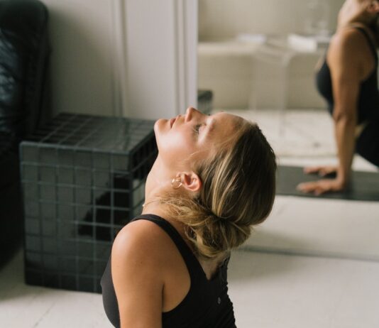 허리 통증의 진범을 찾아서: 고관절과 장요근의 비밀 a woman lying on the floor