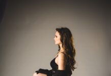 직장인 ‘거북목’ 탈출기: 사무실에서 몰래 하는 1분 체어 댄스 woman in black dress sitting on brown wooden chair