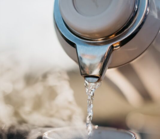 스트레스, 생활 습관 변화로 관리하는 시대… 일상 속 작은 변화가 해답 a glass pouring water into a cup