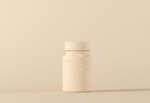 ‘맞춤형’으로 진화하는 영양, 내게 꼭 맞는 보충제 고르기 a bottle of medicine sitting on top of a table