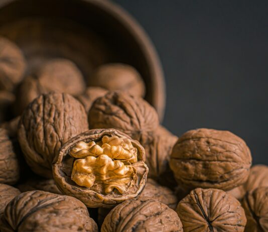 “활기찬 뇌 만들기, 일상 속 ‘마음 근육’ 키우는 건강 루틴” brown garlic on brown bowl