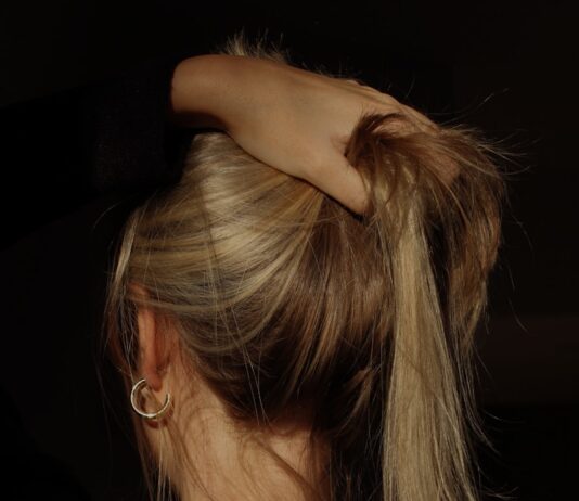 두피부터 모발까지, 건강한 헤어 관리법 최신 트렌드로 실천하기 a woman with her hair in a bun