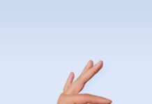 ‘영양 & 보충제’, 건강을 위한 똑똑한 선택이 중요해 A person's hand with a ring on it