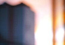 영양 & 보충제, 건강한 선택을 위한 생활 밀착형 가이드 a glass of water sitting on a window sill