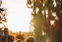 “여성 건강관리, 일상의 작은 변화에서 시작하세요” a group of people sitting on top of a lush green field