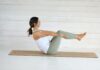 집 근처 피트니스에서 찾는 건강, 필라테스 열풍…생활 속 작은 변화가 큰 활력이 된다 Woman in boat pose on yoga mat