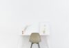 일상에 스며드는 ‘소소한 정신건강’ 챙기는 트렌드…나만의 루틴이 답이다 white wooden table near brown chair