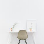 일상에 스며드는 ‘소소한 정신건강’ 챙기는 트렌드…나만의 루틴이 답이다 white wooden table near brown chair