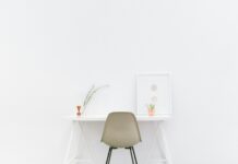 일상에 스며드는 ‘소소한 정신건강’ 챙기는 트렌드…나만의 루틴이 답이다 white wooden table near brown chair