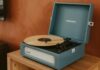 디지털 디톡스, 바쁜 일상 속 작은 변화로 시작하세요 A blue record player with a record on it.