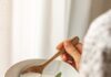 바쁜 일상 속 ‘마음 챙김 식사’가 뜬다… 건강 지키는 식생활 습관 비법 person holding white ceramic bowl with food