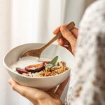 바쁜 일상 속 ‘마음 챙김 식사’가 뜬다… 건강 지키는 식생활 습관 비법 person holding white ceramic bowl with food