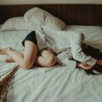 만성피로, 작은 변화가 만든다…지속가능한 ‘마이크로 루틴’ 실천법 주목 woman lying on bed