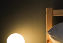 “숙면의 시대: 최신 수면 트렌드와 실생활 실천법” black digital alarm clock at 11 00