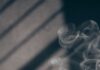 집에서도 손쉽게… 대체요법, 건강한 생활의 새로운 선택지로 떠오르다 white smoke on brown wooden table