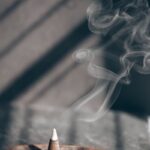 집에서도 손쉽게… 대체요법, 건강한 생활의 새로운 선택지로 떠오르다 white smoke on brown wooden table