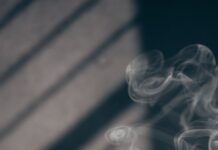 집에서도 손쉽게… 대체요법, 건강한 생활의 새로운 선택지로 떠오르다 white smoke on brown wooden table