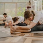 집과 일상 속 ‘필라테스’ 열풍…작은 습관이 건강을 바꾼다 a group of people doing yoga in a room