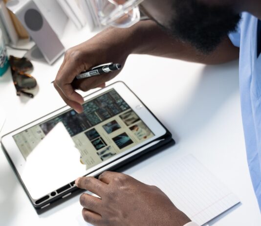 디지털 헬스케어의 시대, 내 손 안의 건강 관리 비법 a person using a tablet