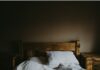 ‘웰슬리핑’ 시대…일상의 수면 루틴이 건강을 바꾼다 white comforter