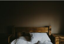 ‘웰슬리핑’ 시대…일상의 수면 루틴이 건강을 바꾼다 white comforter