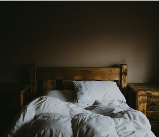 ‘웰슬리핑’ 시대…일상의 수면 루틴이 건강을 바꾼다 white comforter